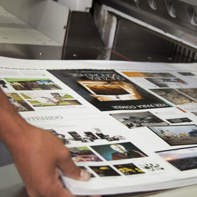 Imprimeur qui récupère les planches pour la réalisation d'une commande de brochures 